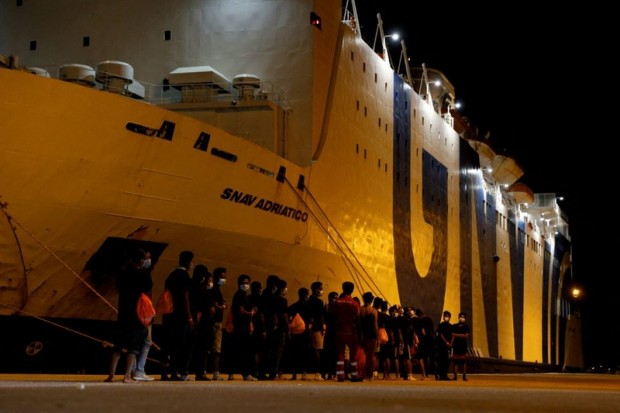 Reuters: Кораб с 440 мигранти ще акостира в Италия