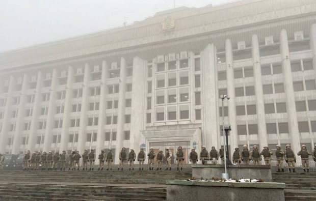 ТАСС:В Алмати се води интензивна престрелка между военни и въоръжени хора