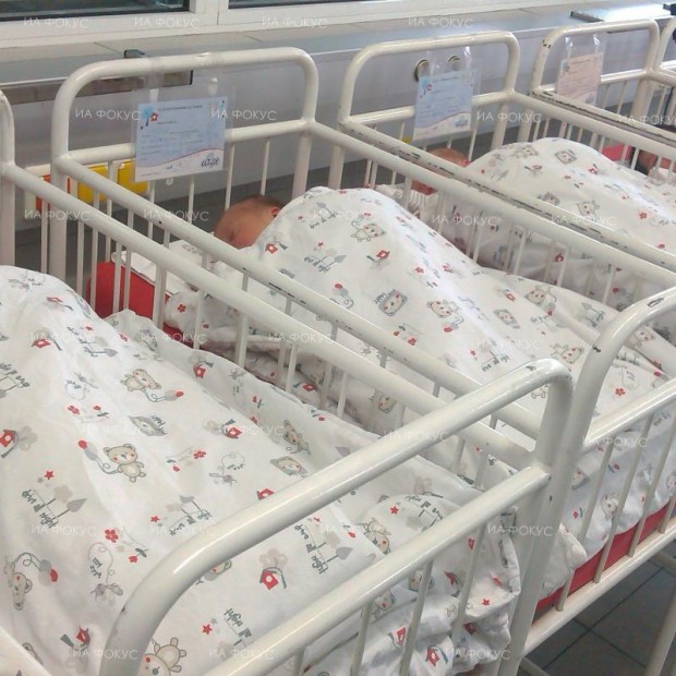 Родилното орделение в МБАЛ "Света Анна - Варна" изпрати 2021 г. с мъжко бебе