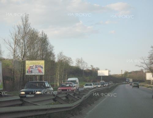 Временно движението по пътя София – Перник в района на село Владая в посока София се осъществява двупосочно в една лента поради пътнотранспортно произшествие