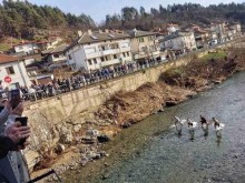 Георги Гочев извади Богоявленския кръст от водите на река Върбица в Златоград