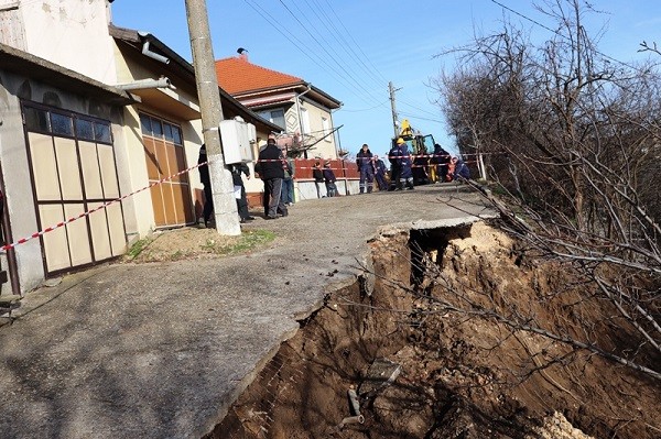 Жителите на три къщи са останали блокирани в домовете си във Ветово заради свлачище