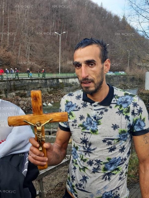 31-годишният Митко Райчев от Смолян извади кръста от река Черна на Богоявление