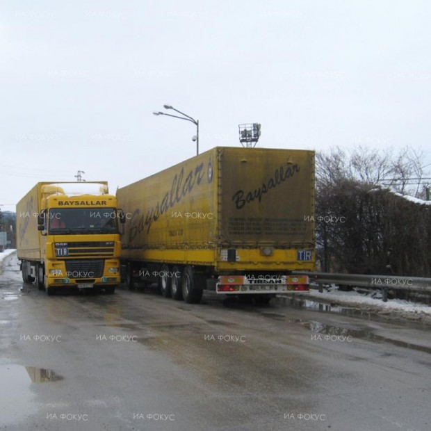 Ограничено е движението за товарни автомобили с маса над 12 тона по няколко направления в област Смолян