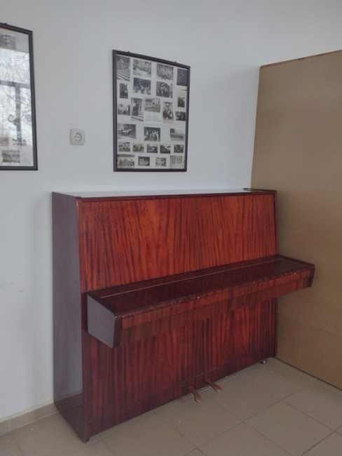 Музикант, родом от Добрич, подари своето първо пиано на читалището в шабленското село Езерец