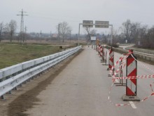 Временно движението при км 47 на път I-5 Русе – Бяла в участъка Волово – Бяла в района на ж.п надлез се осъществява в една лента