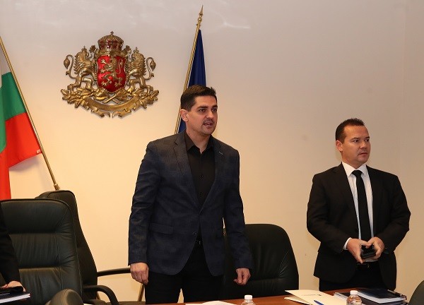 Министър Радостин Василев: Няма да позволя държавни спортни имоти да се рушат