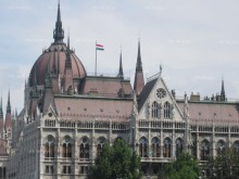 Hungary Today: Повечето анкети предвиждат оспорвана борба на съдбовните за Унгария парламентарни избори след четири месеца