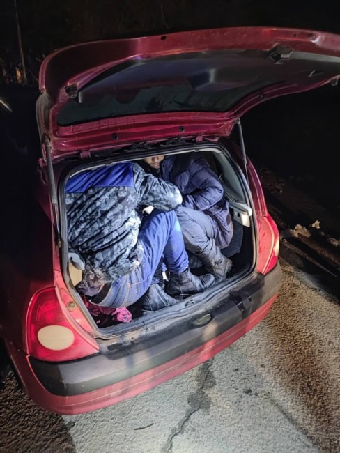 Трима каналджии с 20 нелегални имигранти задържаха гранични полицаи в област Бургас