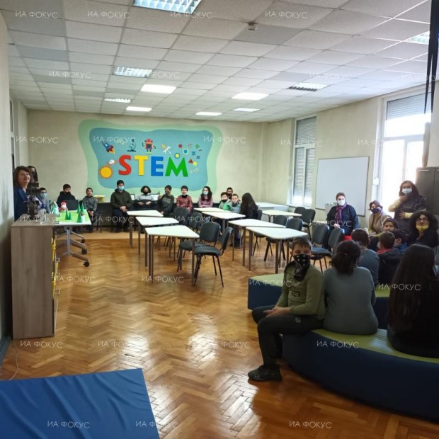 Възпитаници на Иновативно училище "Стефан Караджа" в Добрич ще изучават природни науки в нов STEM-кабинет