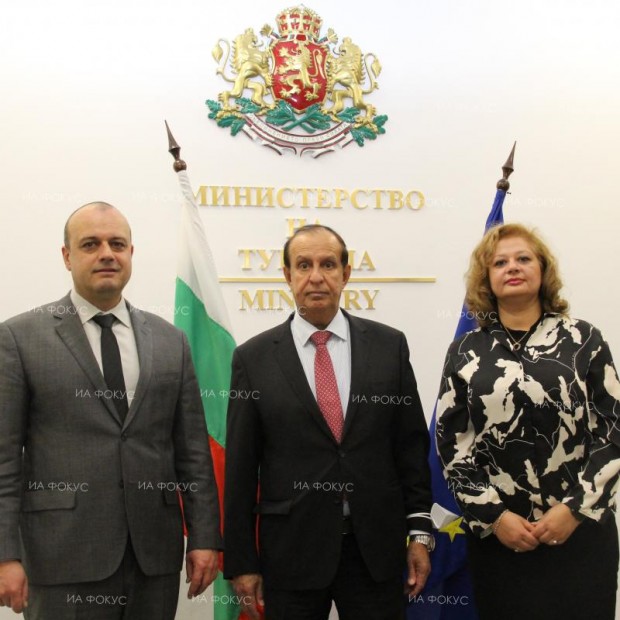 Министър Проданов пред посланика на ОАЕ: Важно е да развиваме туристопотока между двете страни