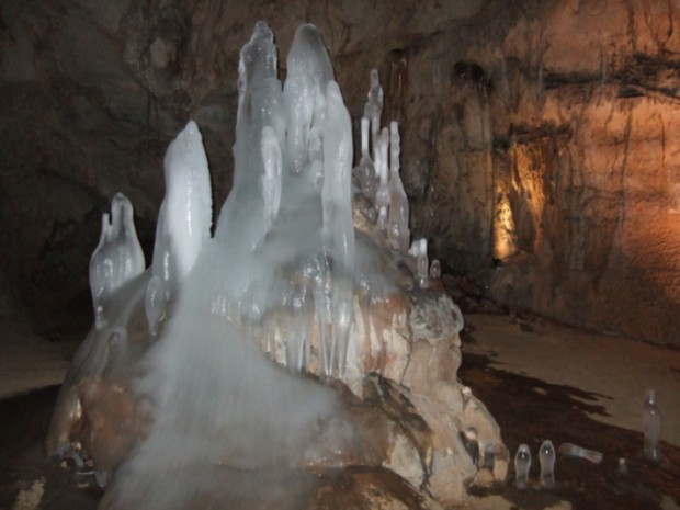 Фотографии на фосфоресциращи пещерни образувания показват в Пазарджик