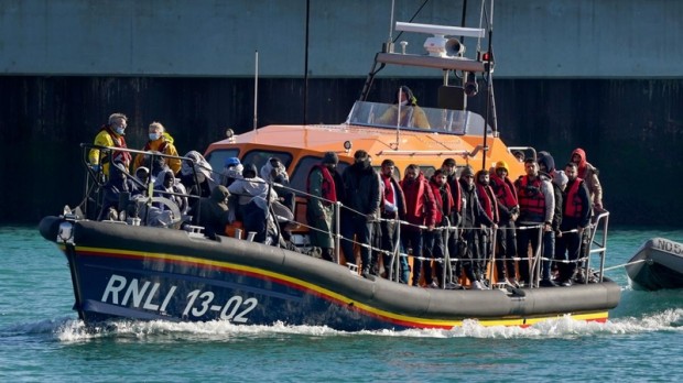 The Times: Борис Джонсън призова военните да овладеят потока от мигранти
