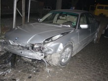 БМВ помля два паркирани автомобила, шофьорът избяга