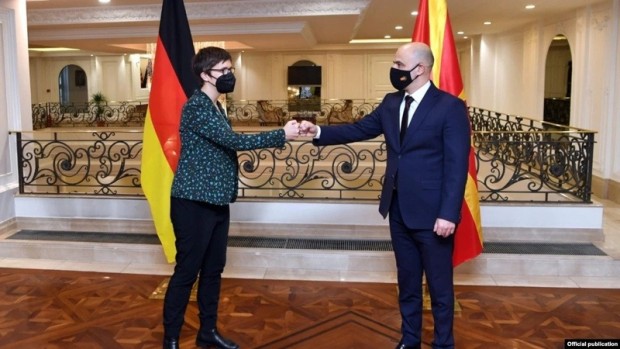 Германският министър за Европа: Двустранните проблеми между София и Скопие трябва да се решават двустранно