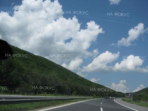 Двупосочно се извършва движението на автомобили по част от панорамния път Балчик-с.Топола в област Добрич поради пропукване на част от пътното платно
