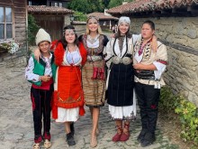 Вдовицата на Шарлопов изненада всички с облеклото и мястото, където се появи