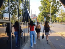 Отворени прозорци вадят очите на пешеходци