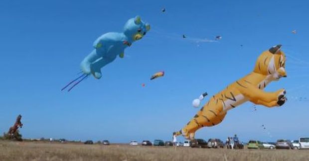 Десетото издание на международния фестивал на хвърчилата Въздушни чудеса продължава