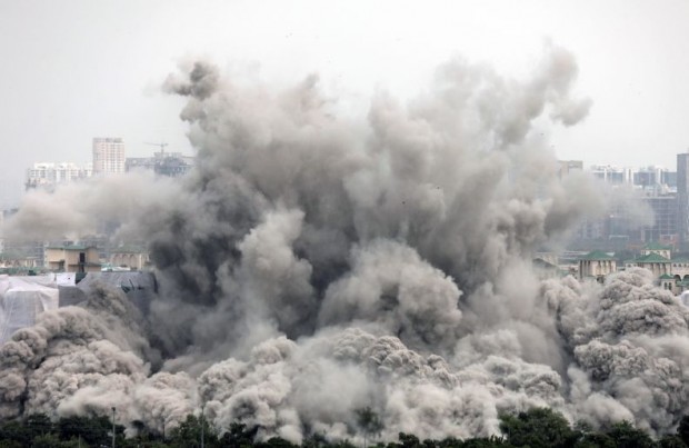 Разрушиха два незаконно построени небостъргача в Индия за по малко от