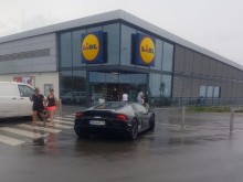 Спортен автомобил привлече вниманието на отпускари в Созопол