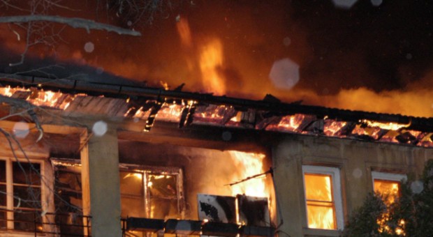 Изгоря култовото в близкото минало кафене Лого в Перник.  Пожарът