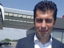 Погнаха Кирил Петков на бензиностанция на АМ "Тракия", стана интересно