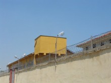 Надзирател е бил уволнен за предоставяне на телефон на лишен от свобода