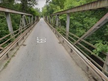 Обезумял мутроген извади метална тръба от колата си, шокира семейство с 2 деца
