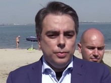Асен Василев се появи на плаж в костюм