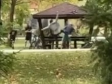 Полицията издирва младежите, ритали мъж в парк в "Южен"
