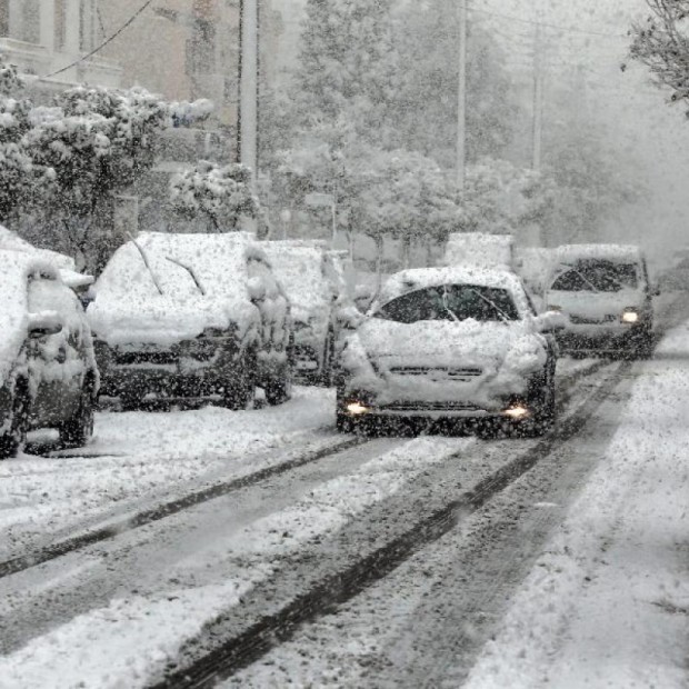 Kathimerini: Обилен снеговалеж в Атина, призовават шофьорите да карат с вериги