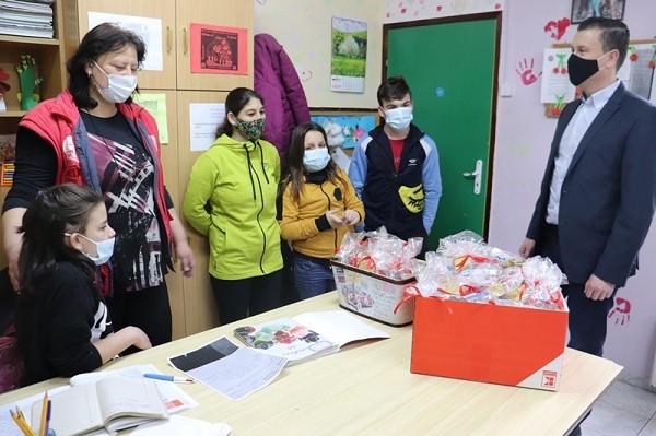 Деца от социални институции получиха лакомства от заместник Областния управител на Русе Синан Хебибов