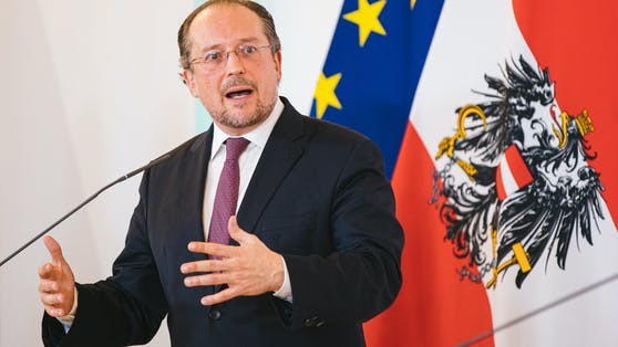 Австрийският външен министър: ЕС работи над пакет от санкции срещу Русия в случай на ескалация на ситуацията в Украйна