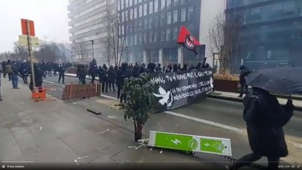 Politico: Протести срещу Covid-ограниченията в Брюксел прераснаха в насилие в Европейския квартал