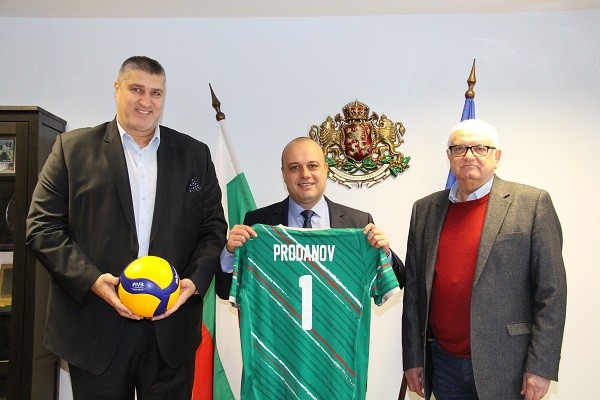 Министър Христо Проданов разговаря с председателя на Българската федерация по волейбол Любо Ганев