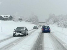 Временно се ограничава за всички автомобили през проход "Троянски" поради силен снеговалеж, снегонавявания и нулева видимост