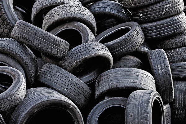 Община Пазарджик намери решение за проблема с изхвърлените стари гуми край контейнерите