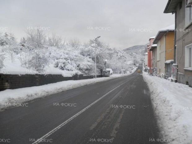 Пътните настилки в област Кюстендил са заснежени, движението е при зимни условия