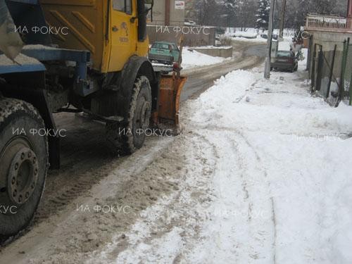 Временно движението на тежкотоварни автомобили по АМ "Хемус" в участъка от София до Ботевград в посока Ботевград е ограничено поради снегопочистване на пътната настилка