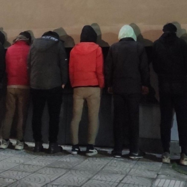 При полицейска акция в Поморие бяха задържани девет нелегални мигранти и двама българи, които са ги укривали