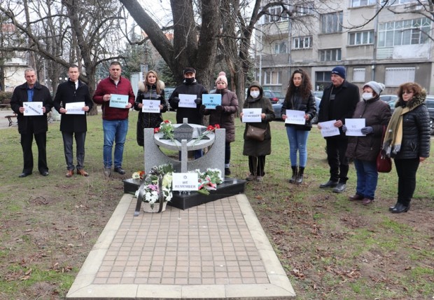 С едноминутно мълчание и поднасяне на цветя в Русе отбелязаха 77-ата годишнина от освобождаването на нацисткия концентрационен лагер "Аушвиц-Биркенау"
