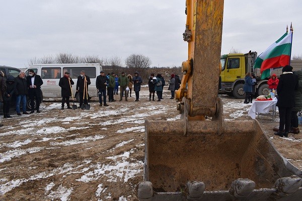 С първа копка започна реалното изпълнение на проекта за изграждане на компостираща и сепарираща инсталации на Регионалното депо за отпадъци в Разград