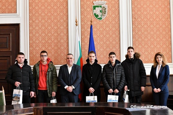 Кметът Стефан Радев на Сливен награди ученици за проявен граждански дълг