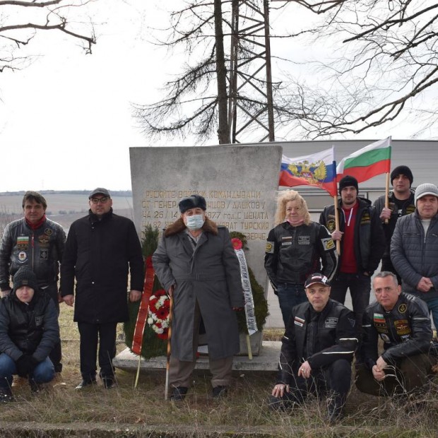 Мотористите отново минаха по следите на паметта, поднесоха венец пред паметна плоча край Езерче