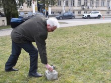 Вандалски акт е извършен върху декоративното осветление на зелените площи до Часовниковата кула в Разград