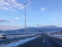 В Добрич и областта се пътува при зимни условия, на места пътните настилки са мокри и хлъзгави, на по-усойни - заснежени или заледени