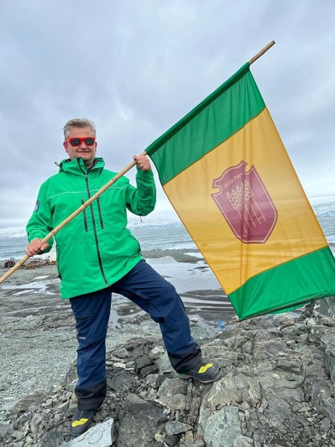 Доц. д-р Развигор Дърленски развя знамето на Добрич в Антарктика по време на участието си в 30-та юбилейна българска експедиция