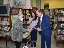 Зам.-кметът на Асеновград Петър Петров връчи наградите "Читател на годината – 2021" в Асеновград