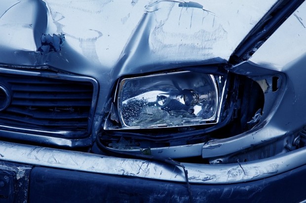Непълнолетен шофьор предизвикал множество щети на паркиран автомобил във Варна и избягал от произшествието